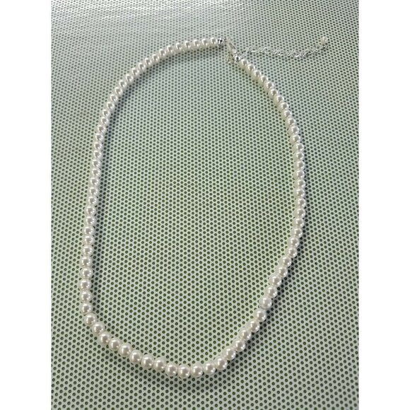Single Strand Faux Pearl Collar Necklace 17 inches - Picture 1 of 3